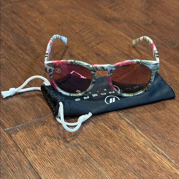 BLENDERS Throwback Floral Sunglasses with Cloth Blenders Pouch - Picture 1 of 9